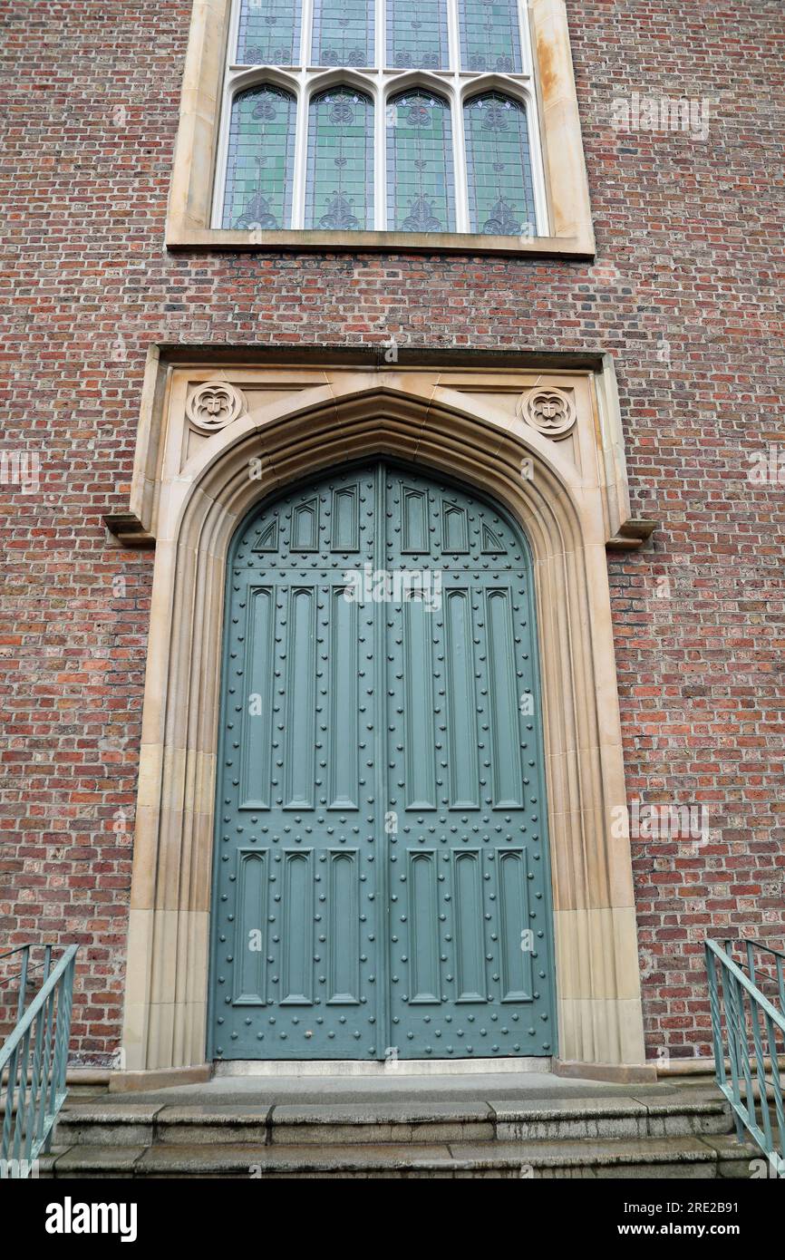 Porte cloutée de l'église Saint Malachys à Belfast Banque D'Images