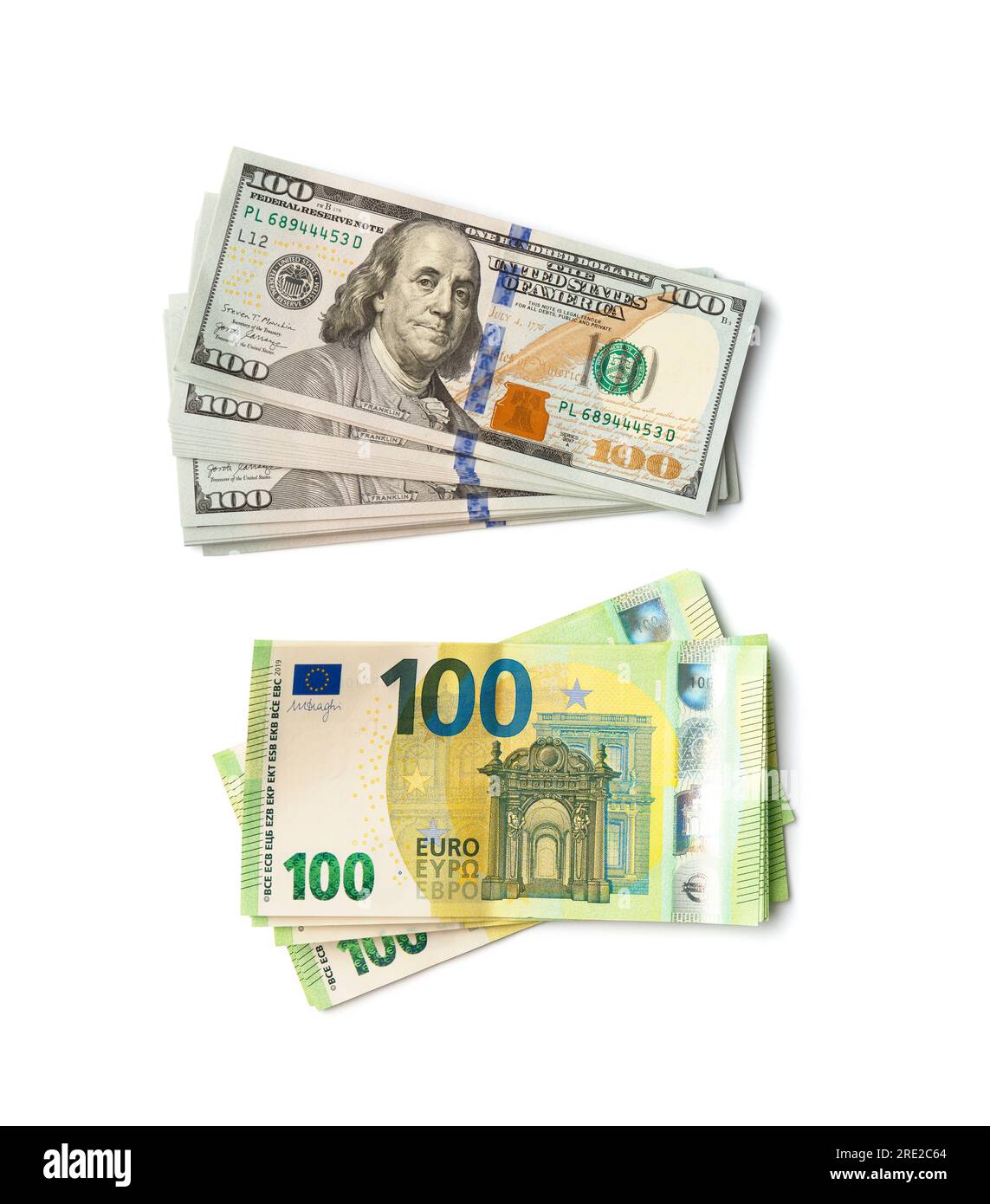 Pile de billets de banque 100 dollars et 100 euros sur fond blanc vue de dessus. Billets américains et européens sur blanc isolé. Banque D'Images