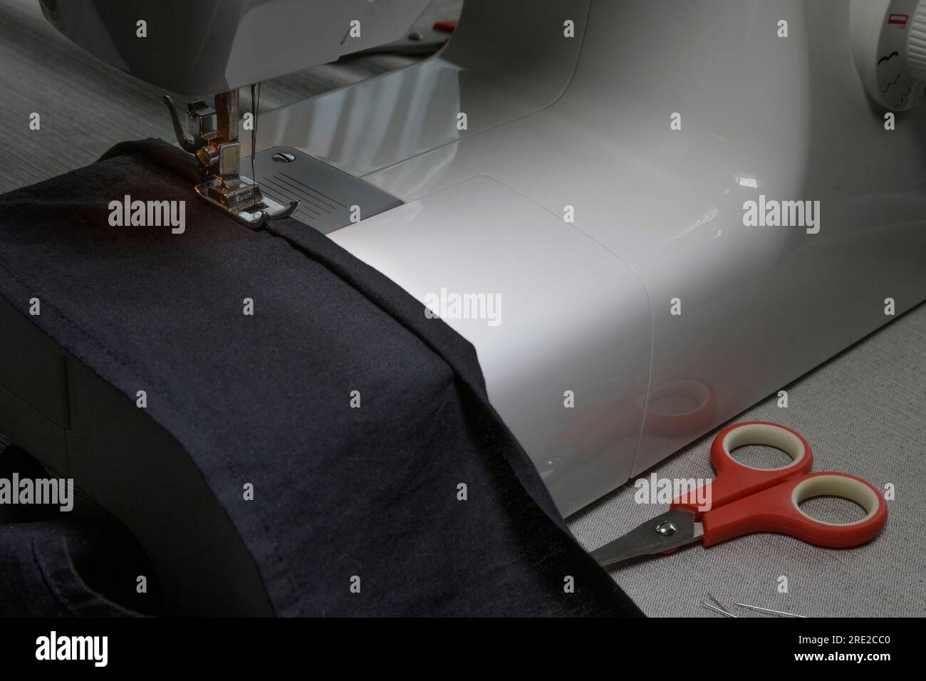 Machine à coudre, un fragment de la zone de travail du mouvement de l'aiguille Banque D'Images