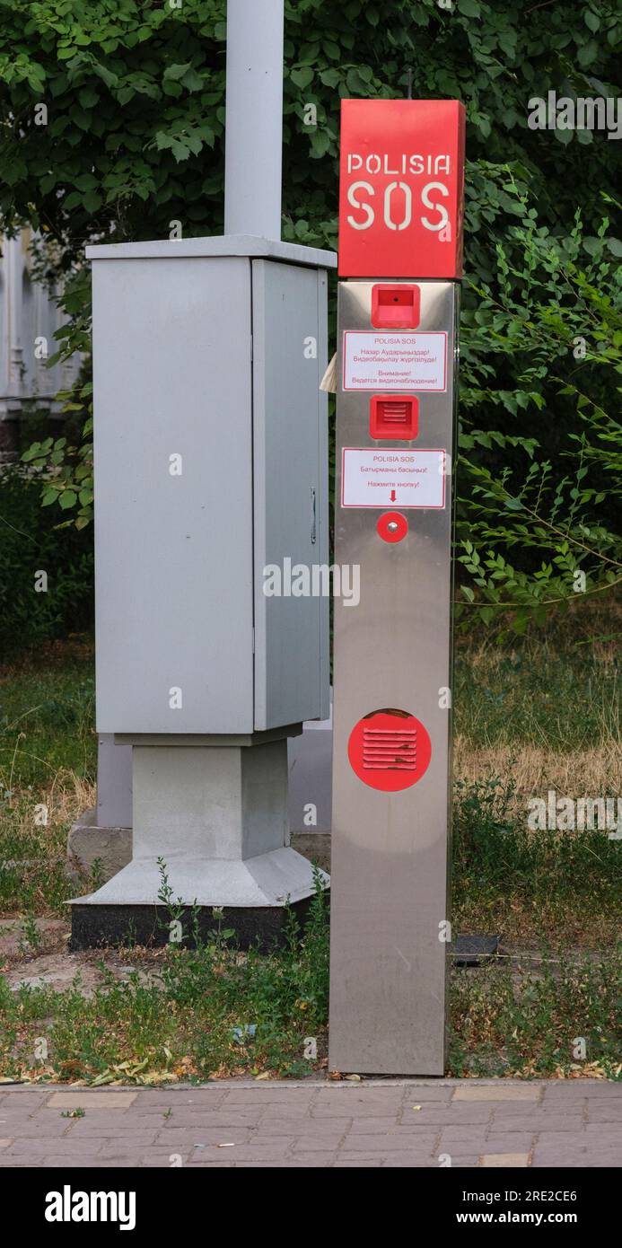 Kazakhstan, Almaty. Boîte d'appel d'urgence pour convoquer la police sur la promenade Panfilov, une passerelle piétonne. Banque D'Images