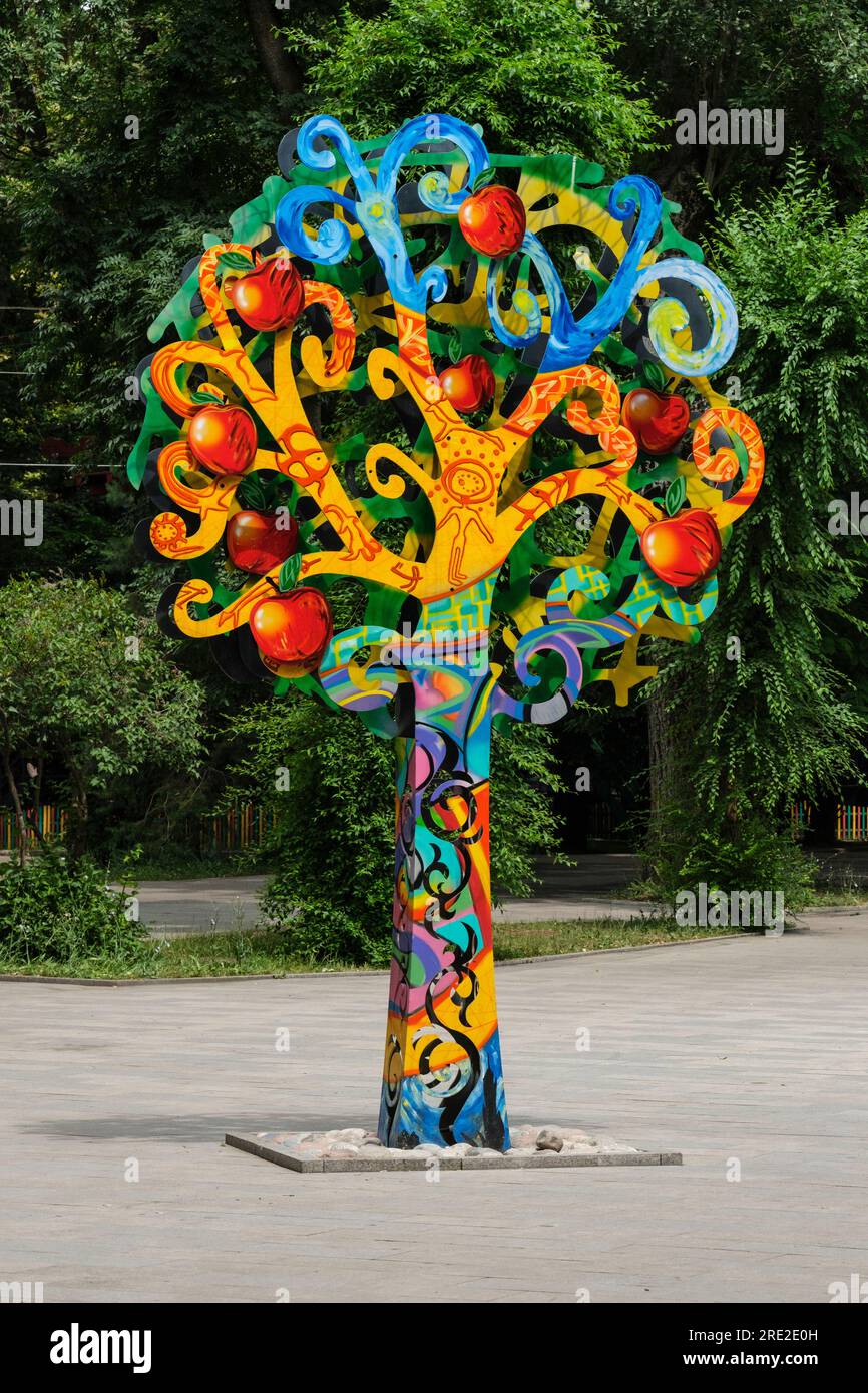 Kazakhstan, Almaty. Arbres décoratifs colorés par Fontaine, Central Park pour la culture et les loisirs. Banque D'Images