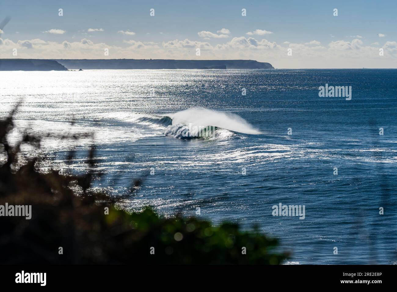 Surf à Porthleven, Cornouailles, Royaume-Uni Banque D'Images