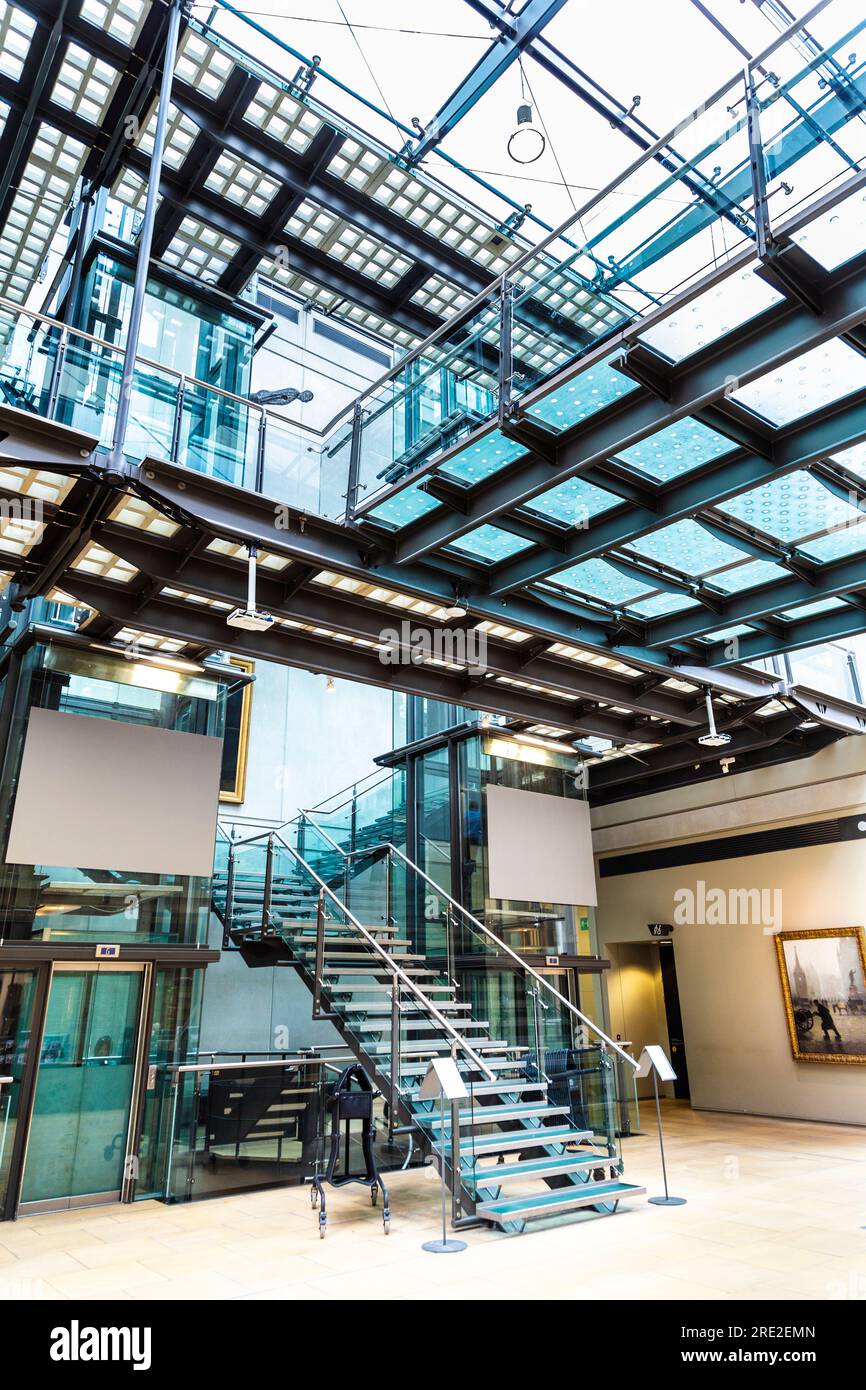 Escalier intérieur en verre contemporain de la Manchester Art Gallery, Manchester, Royaume-Uni Banque D'Images