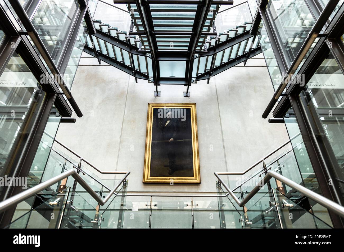 Escalier intérieur en verre contemporain de la Manchester Art Gallery, Manchester, Royaume-Uni Banque D'Images