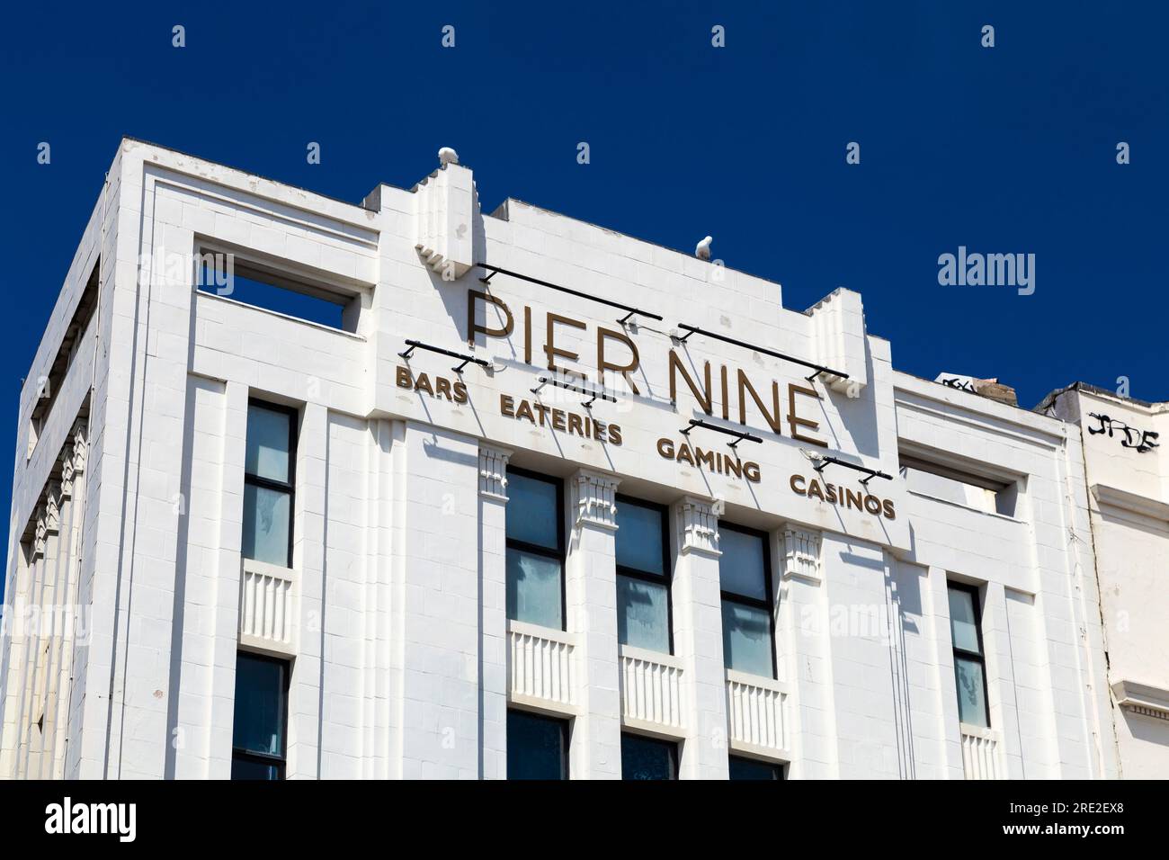 Extérieur de l'ancien cinéma de style art déco, maintenant Grosvenor Casino Pier Nine Brighton, Angleterre, Royaume-Uni Banque D'Images