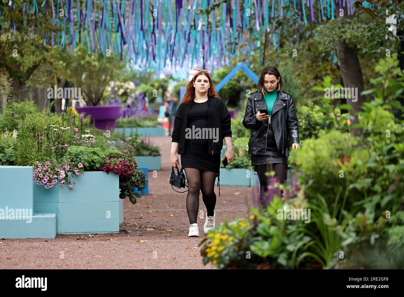 Deux filles marchant sur le boulevard Tverskoy en été pendant le festival Flower Jam Banque D'Images