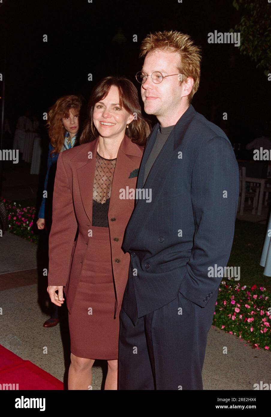 ARCHIVE : LOS ANGELES, CA. 11 janvier 1996 : l’actrice Sally Field et l’acteur Kiefer Sutherland à la première de « Eye for an Eye ». Photo : Paul Smith / Featureflash Banque D'Images