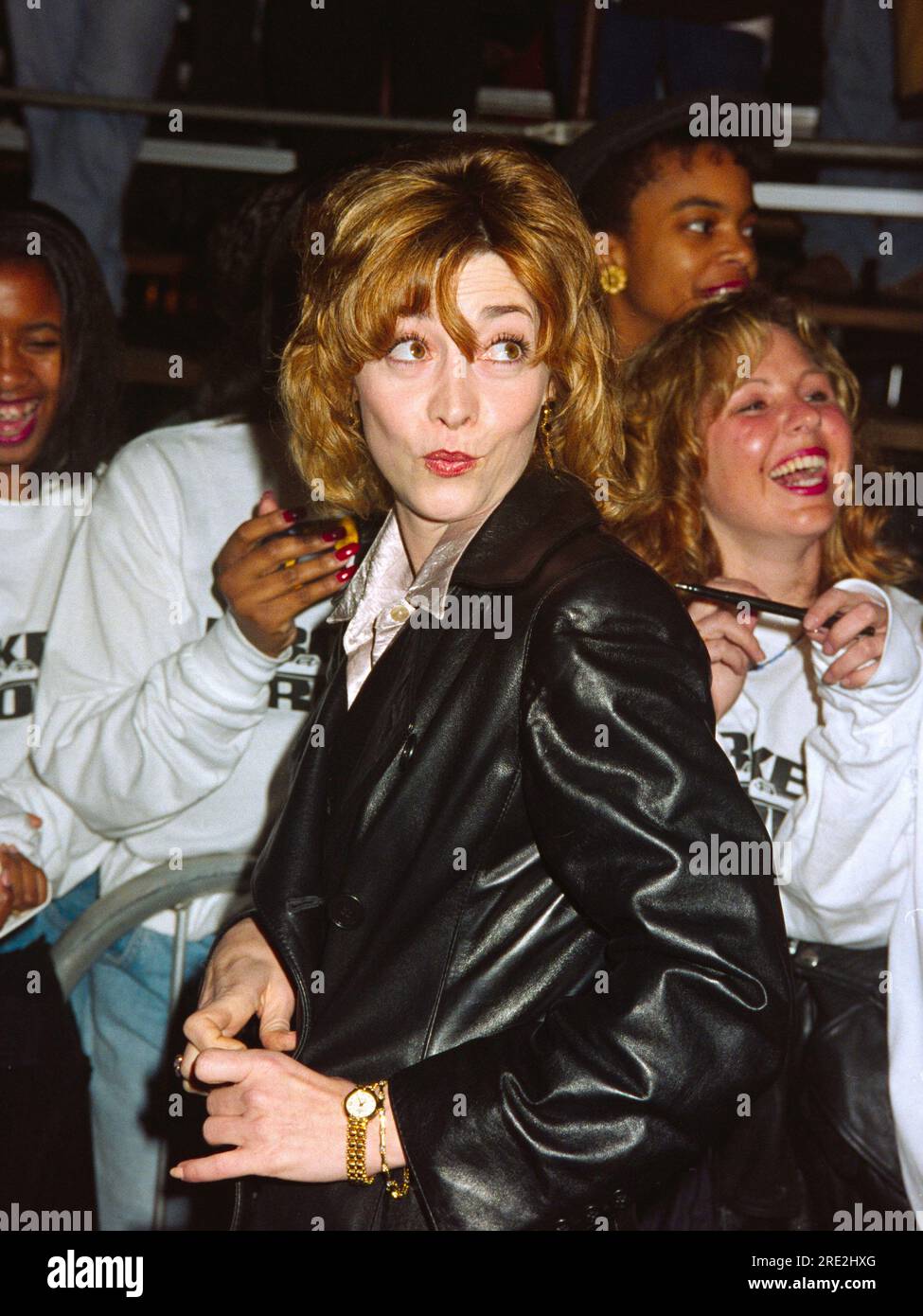 ARCHIVE : LOS ANGELES, CA. 6 février 1996 : l’actrice Sharon Lawrence à la première de Broken Arrow. Photo : Paul Smith / Featureflash Banque D'Images