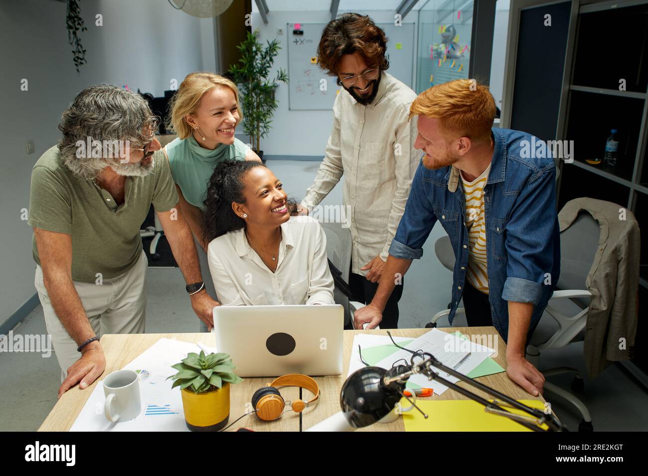 Groupe d'hommes et de femmes professionnels multiraciaux travaillant au bureau. Ces collègues ont l'air heureux. Banque D'Images