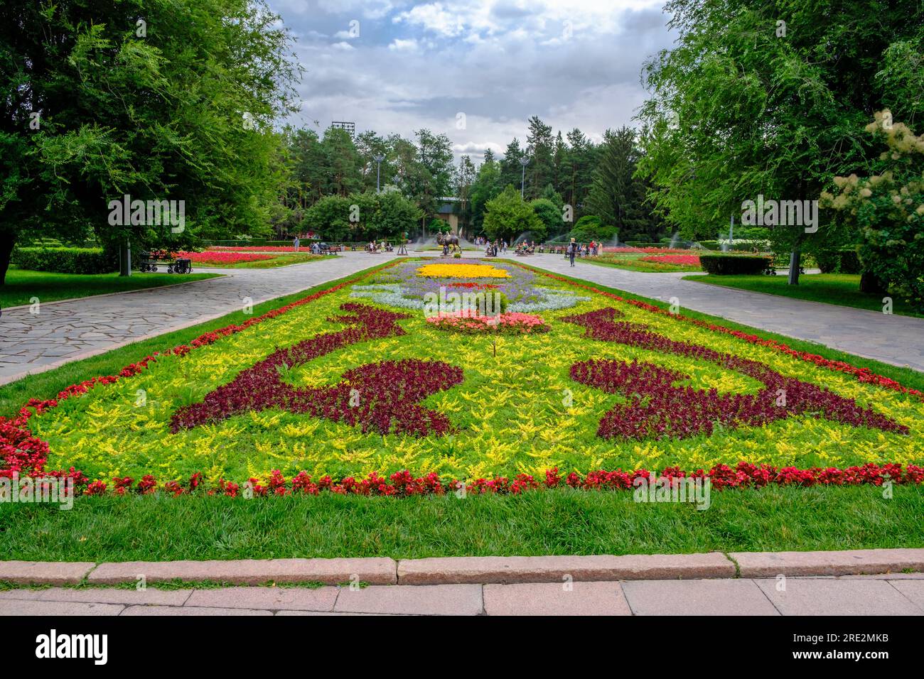 Kazakhstan, Almaty. Lit de fleurs à l'entrée de Central Park pour la culture et les loisirs. Banque D'Images