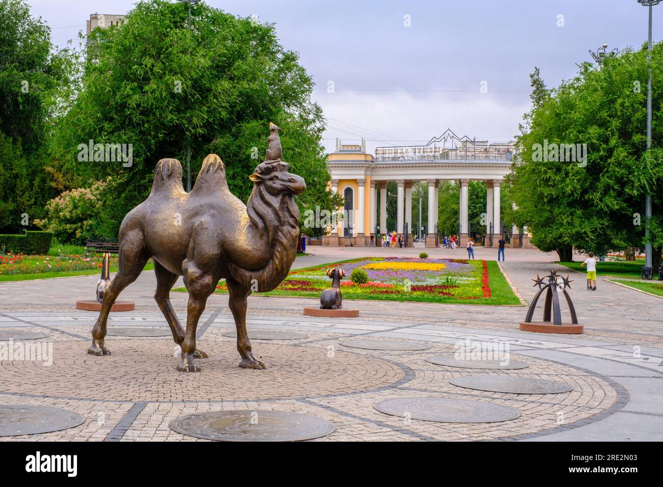 Kazakhstan, Almaty. Statue de chameau de Bactrian (Camelus bactrianus) dans Central Park of Culture and Recreation. Banque D'Images