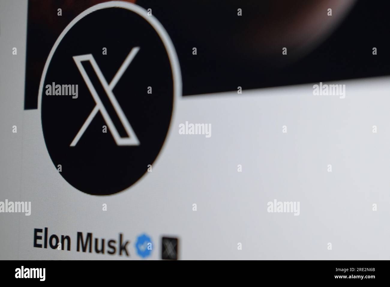 Nouveau logo de la page d'accueil du site Web de médias sociaux Twitter. La photo montre qu'Elon Musk a changé le célèbre logo oiseau de Twitter par le nouveau logo ''X'' Banque D'Images