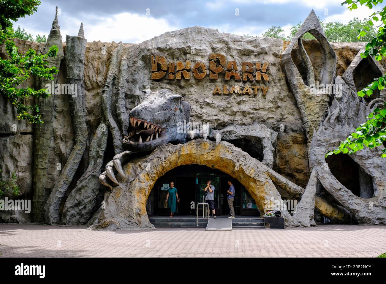 Kazakhstan, Almaty. Central Park pour la culture et les loisirs, entrée à Dinosaur Park Amusement attraction. Banque D'Images