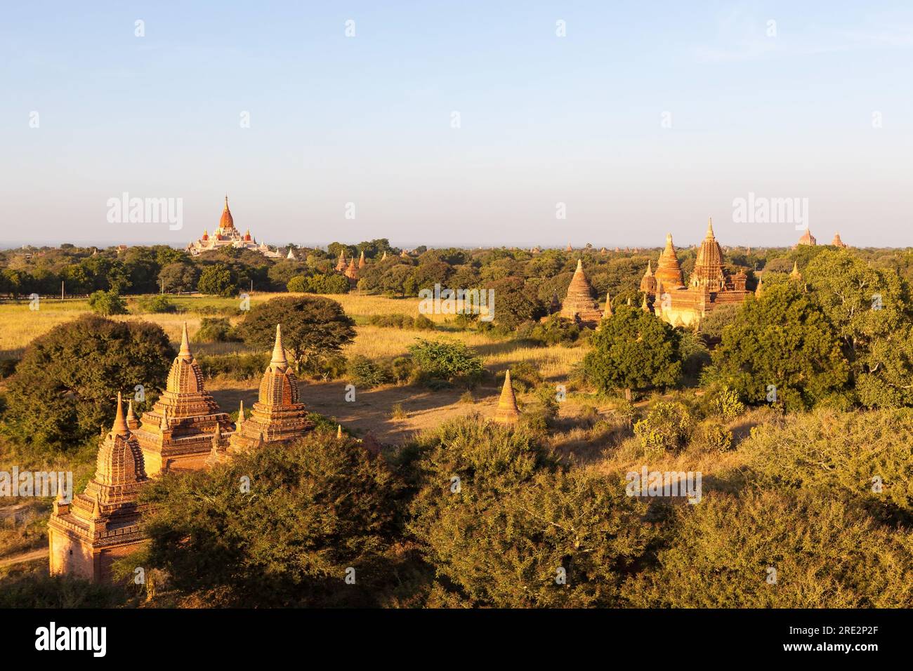 Bagan Pagodes au Myanmar par une journée ensoleillée. Vieux stupas bouddhistes. Banque D'Images