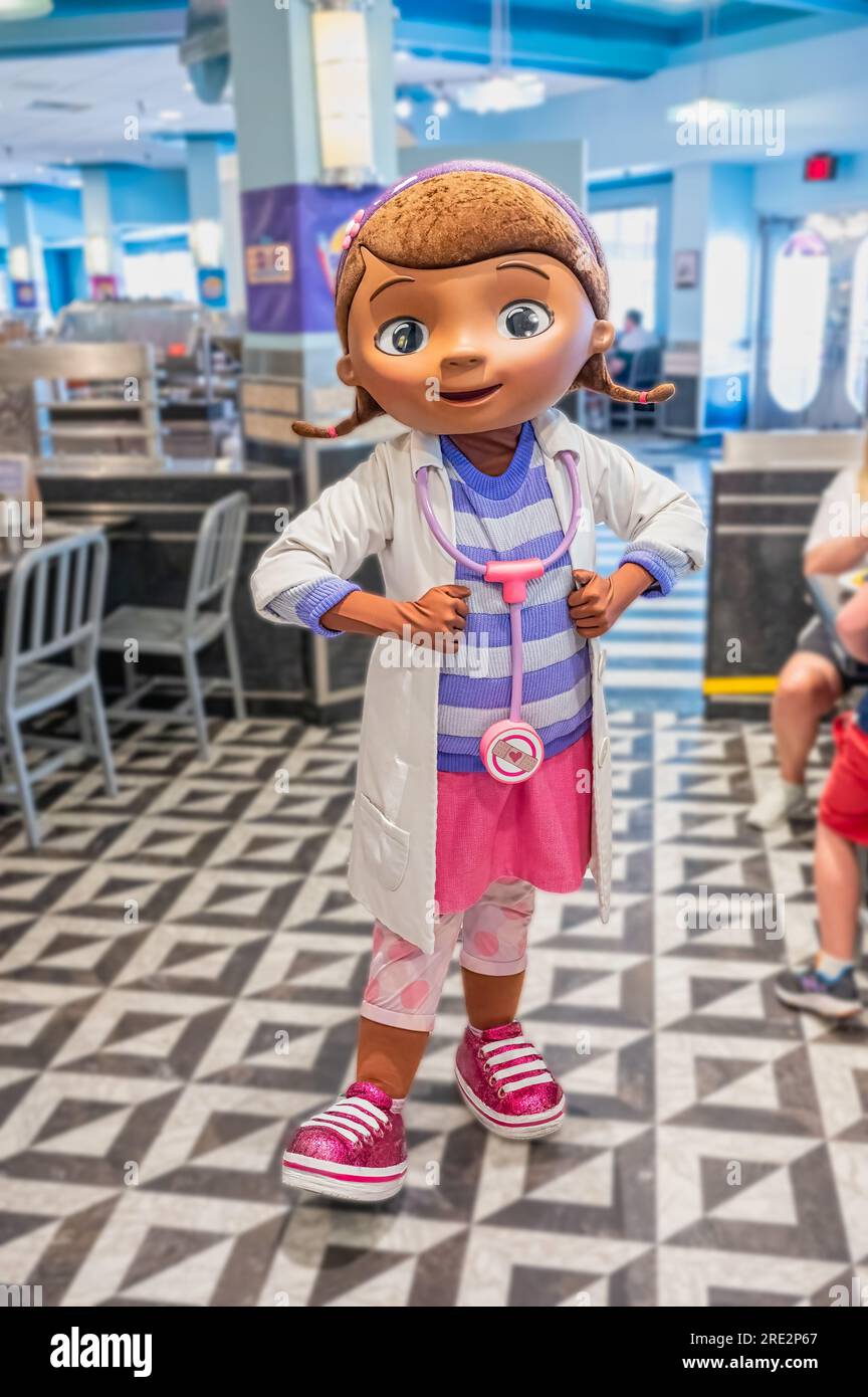 Personnage de Disney Doc McStuffins lors d'une rencontre et d'un accueil Banque D'Images