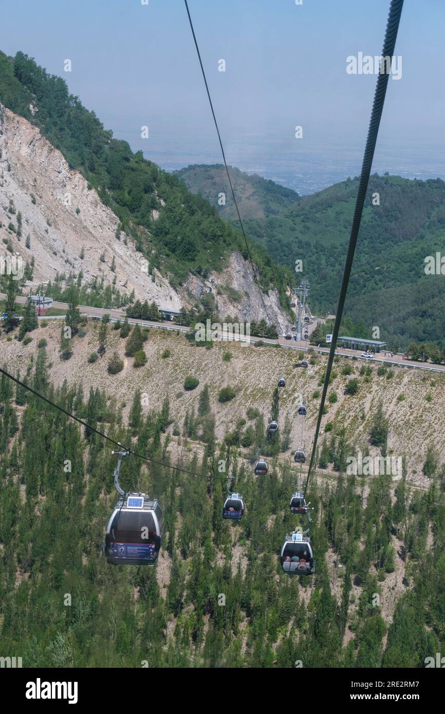 Kazakhstan, Shymbulak ski Resort Gondola car Lift, dans la chaîne de montagnes Zailiisky Alatau. Banque D'Images