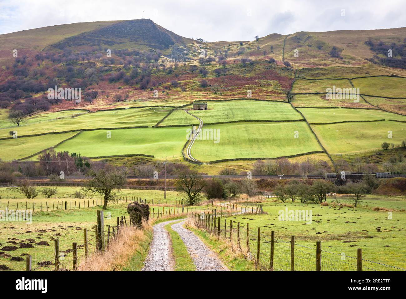Ancienne grange en pierre et murs en pierre sèche dans Hope Valley avec Back Tor en arrière-plan. Scène hivernale dans Peak District, Derbyshire, Royaume-Uni Banque D'Images