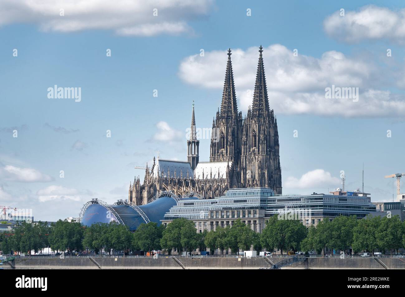 Cologne, Allemagne juillet 17 2023 : Dôme musical et bâtiment du siège de l'EASA situés à proximité de la cathédrale de cologne Banque D'Images