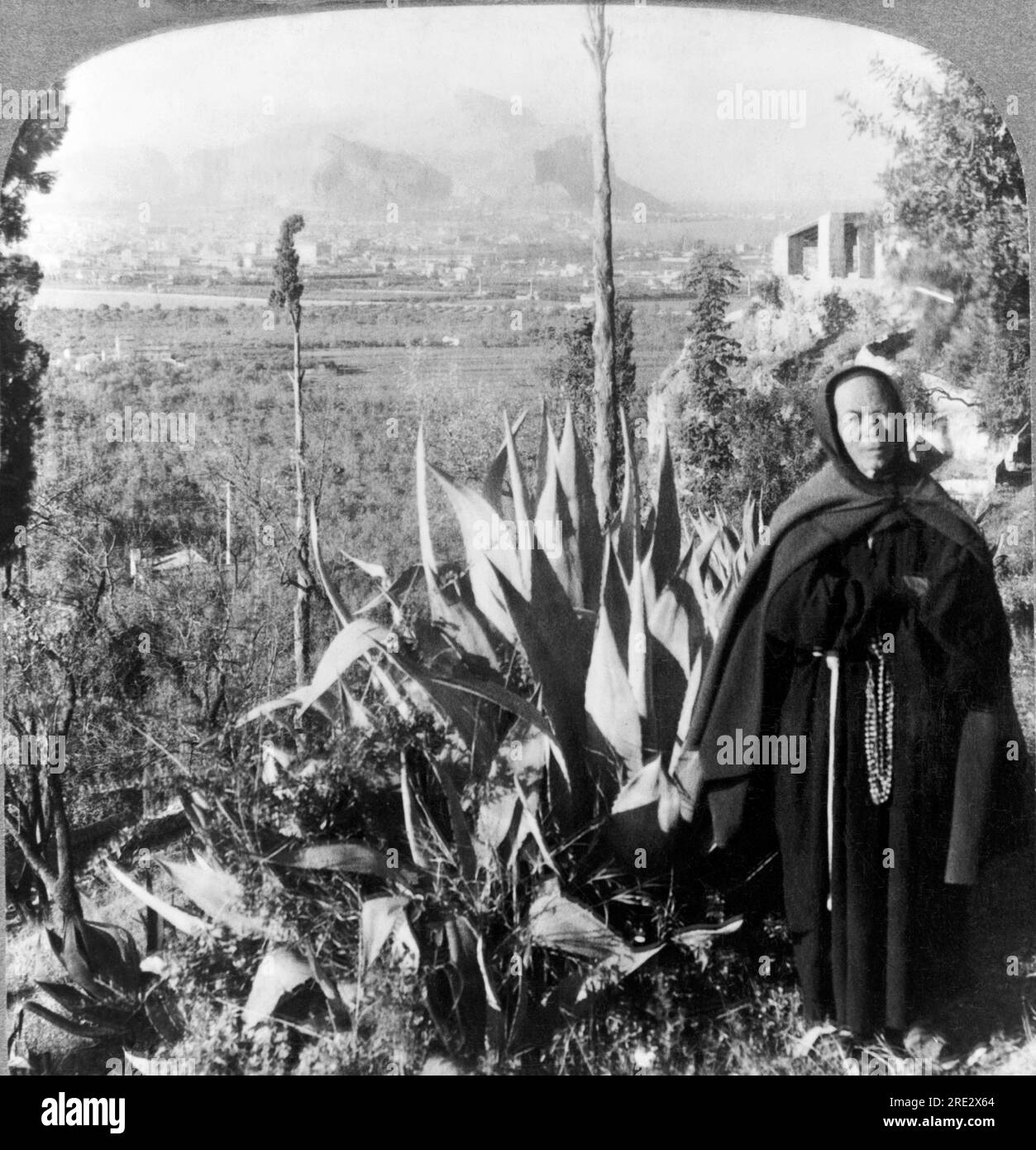 Palerme, Sicile, Italie : 1906 vue de Palerme vers le nord, de S. Maria di Gesu au Monte Pellegrino. Banque D'Images