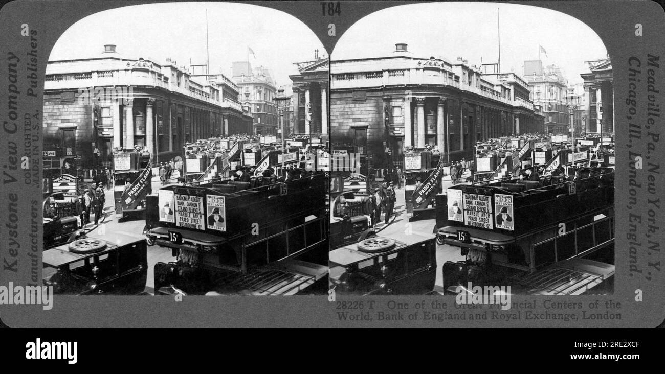 Londres, Angleterre : c. 1920 Une vue stéréocarte regardant Threadneedle Street avec la Banque d'Angleterre à gauche et le coin de la Royal Exchange est à droite. Les bus de deux étages embrochent l'intersection et les rues. Banque D'Images