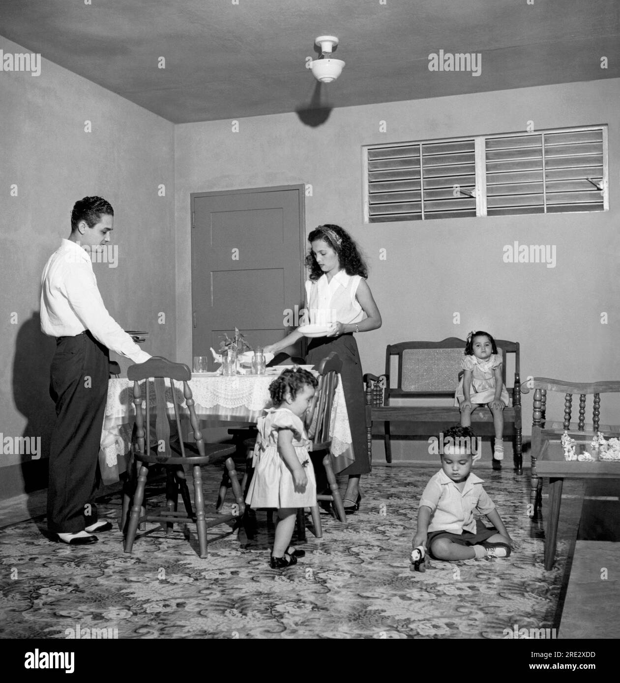 San Juan, Porto Rico : septembre 1953 Une famille se prépare pour son premier dîner de famille dans un nouvel appartement au Llorens Torres Housing Development. Banque D'Images