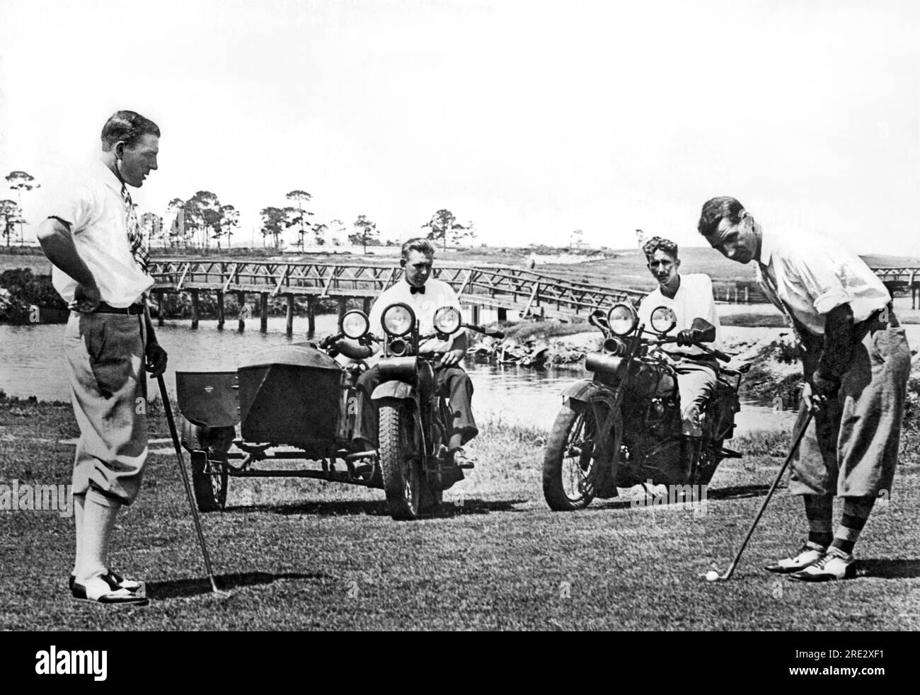 Dunedin, Floride : c. 1926. Deux golfeurs en Floride ont utilisé des motos pour établir un nouveau record de golf en jouant 263 trous en 16 heures et 12 minutes. Banque D'Images Dunedin, Floride : c. 1926. Deux golfeurs en Floride ont utilisé des motos pour établir un nouveau record de golf en jouant 263 trous en 16 heures et 12 minutes. Banque D'Images