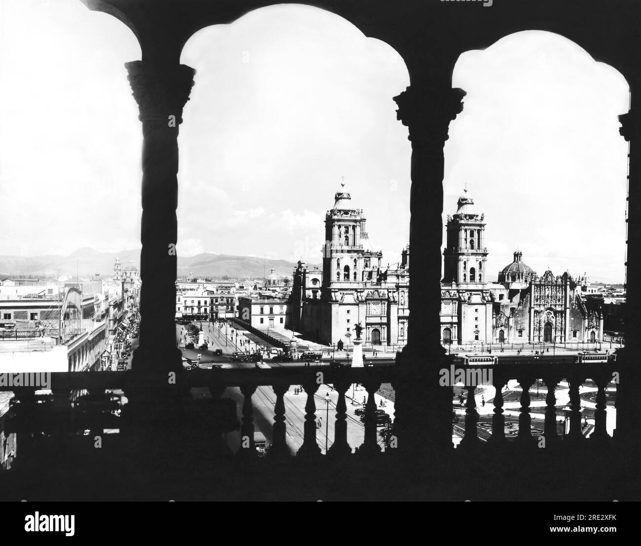 Mexico, Mexique : janvier 1929 la Plaza de la Constitucion et la cathédrale vues depuis les tours du Palais Municipal. Banque D'Images