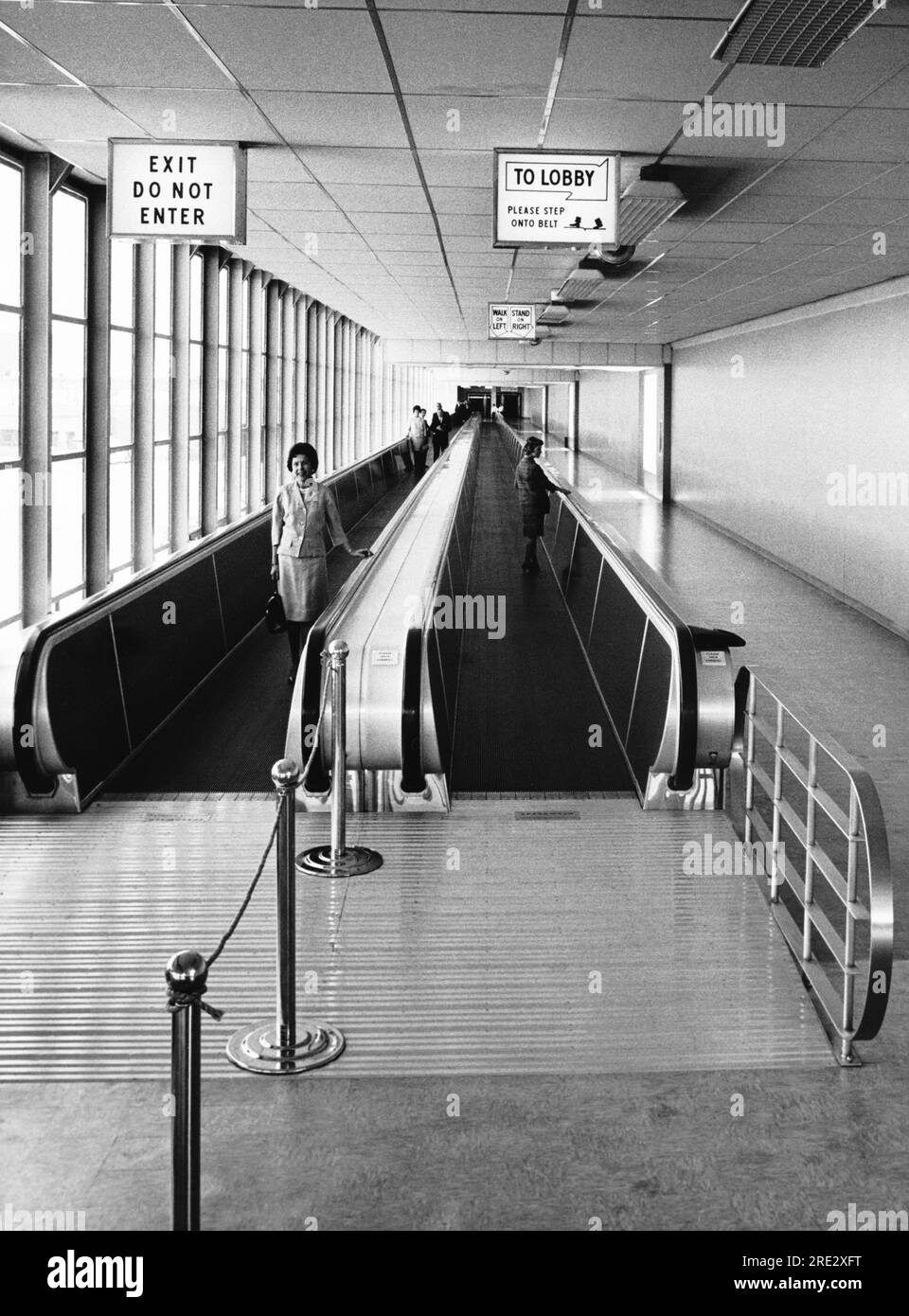 San Francisco, Californie : 18 juin 1964 les trottoirs les plus longs du pays sont maintenant en service à l'aéroport international de San Francisco. Les doubles convoyeurs Speedwalk de 450 pieds de long utilisant des courroies en caoutchouc Goodyear sont utilisés pour accélérer les passagers entre la zone de billetterie de United Airlines et les portes d'embarquement de la compagnie aérienne. Banque D'Images