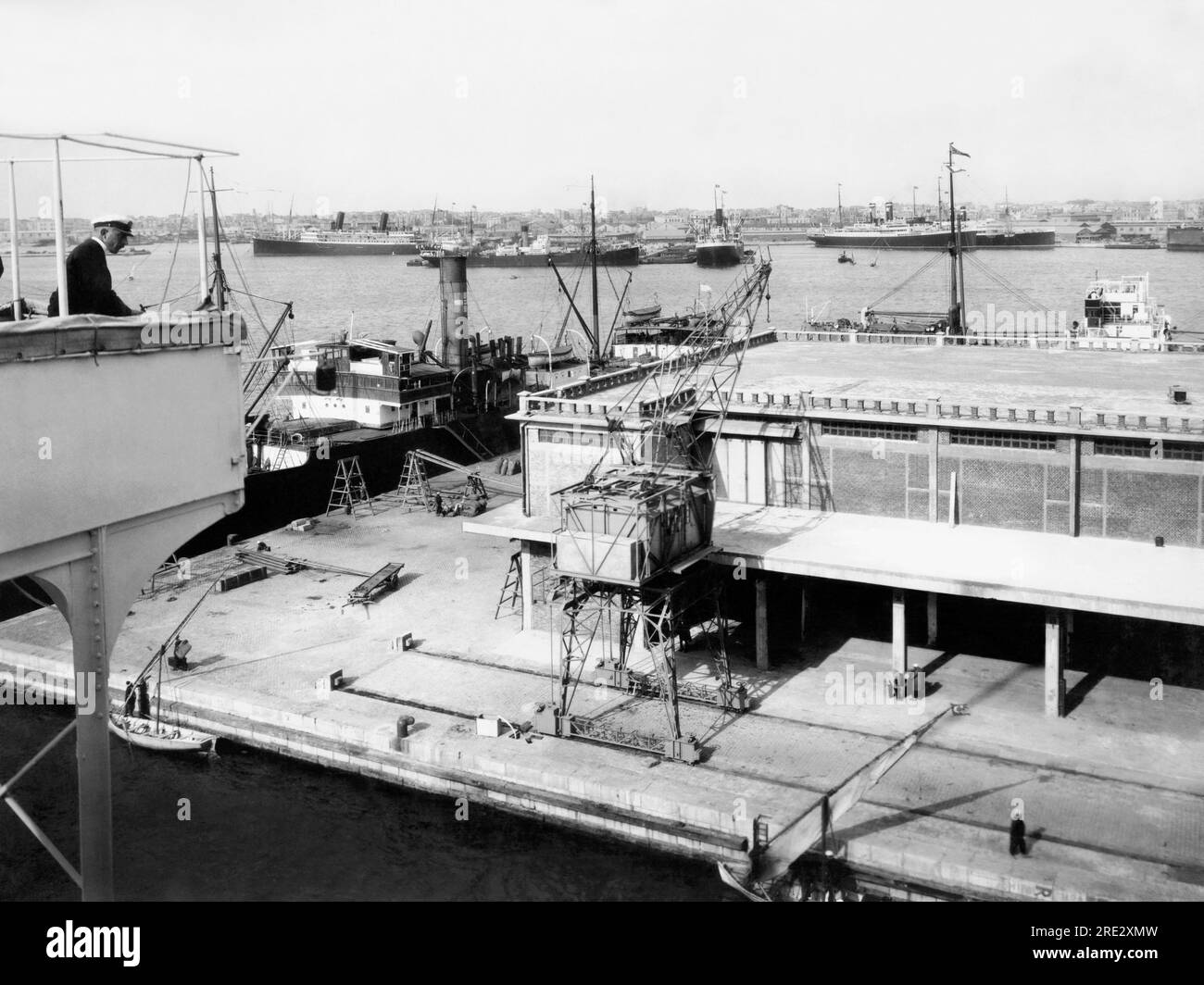 Alexandrie, Egypte : c. 1930 Une vue sur le port et les jetées. Banque D'Images