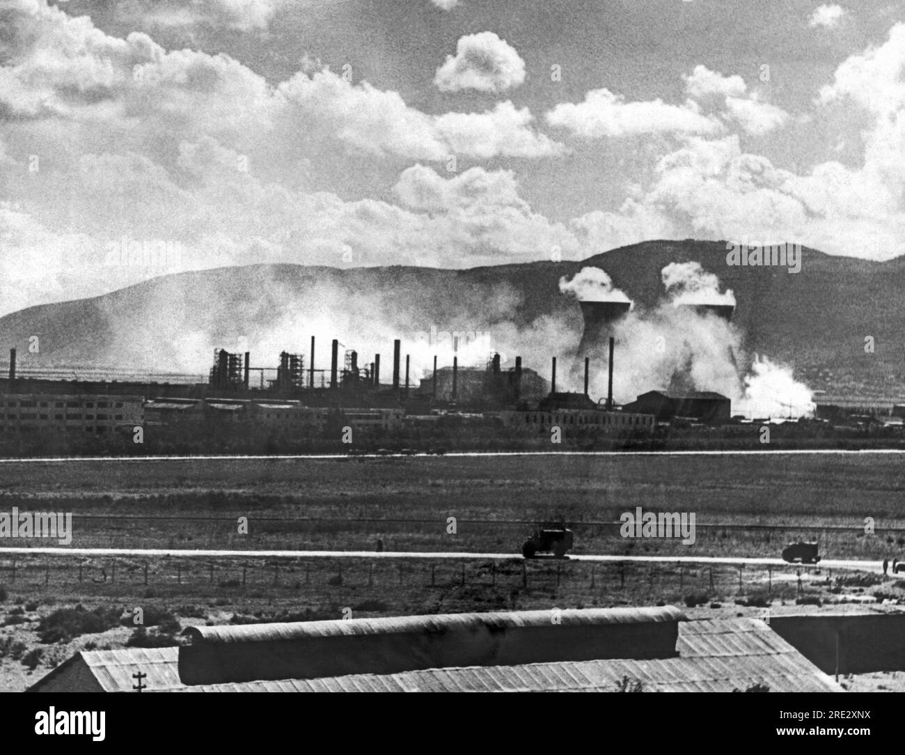 Haïfa, Iraq 23 mars 1946 raffinerie de pétrole de la Compagnie pétrolière iraquienne à la fin de l'oléoduc. Banque D'Images