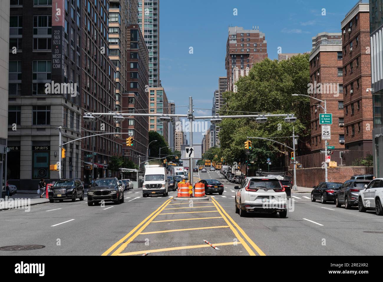 New York, New York, États-Unis. 24 juillet 2023. Système de péage électronique installé pour embouteillage à un coin de la 61e rue et West End Avenue à Manhattan, New York vu le 24 juillet 2023. À partir du printemps 2024, les voitures entrant dans Manhattan en dessous de la 60e rue seront facturées par le système de tarification de la congestion afin de réduire le trafic dans les quartiers d'affaires. L'argent recueilli sera utilisé par la Metropolitan Transit Authority pour améliorer les transports publics dans toute la ville. (Image de crédit : © Lev Radin/ZUMA Press Wire) USAGE ÉDITORIAL SEULEMENT! Non destiné à UN USAGE commercial ! Banque D'Images