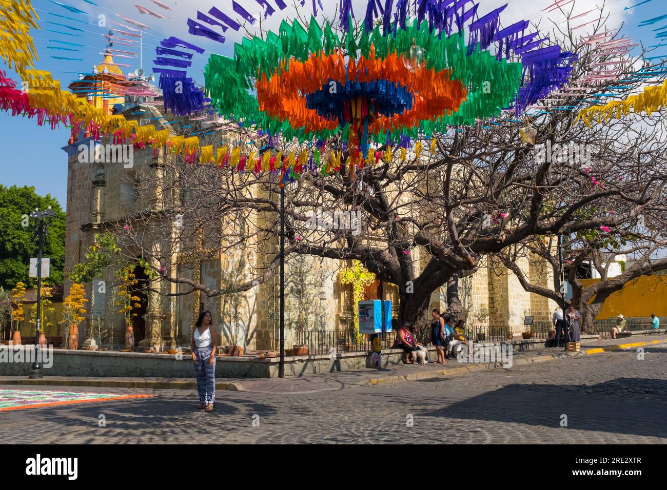 Décorations Papel picado mises en place pour Semana santa dans le quartier de Jalatlaco, Oaxaca de Juarez, Mexique Banque D'Images