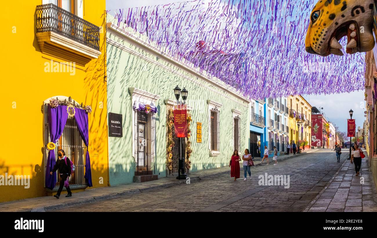 La mythique rue piétonne 'Calle de Manual Garcia Vigil' dans le centre historique de la ville d'Oaxaca, au Mexique Banque D'Images