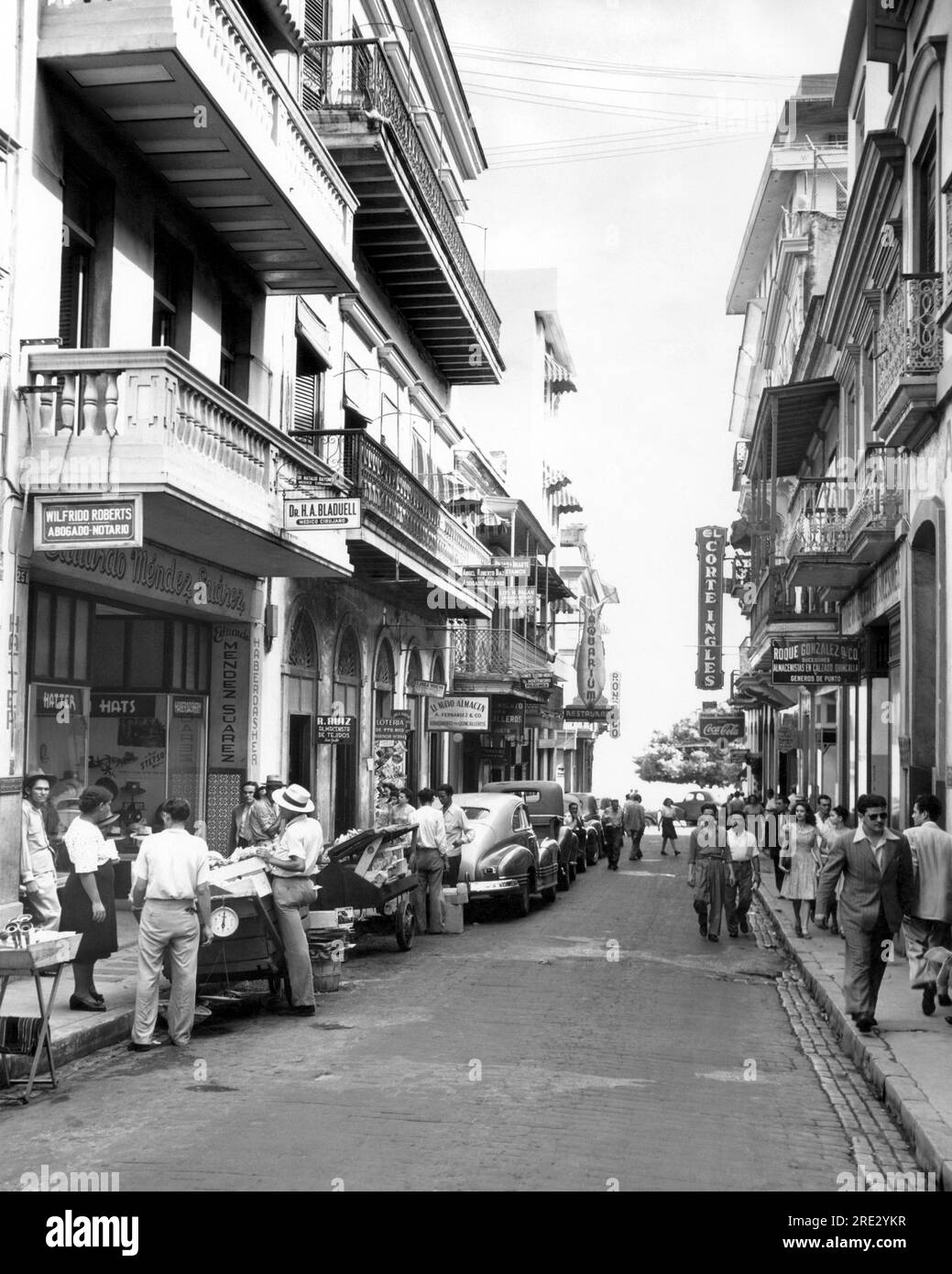 San Juan, Porto Rico : 18 octobre 1946 Une scène de rue dans le vieux San Juan. Les pavés le long des bordures ont été apportés il y a des siècles comme ballast dans les navires des Conquistadores. Banque D'Images
