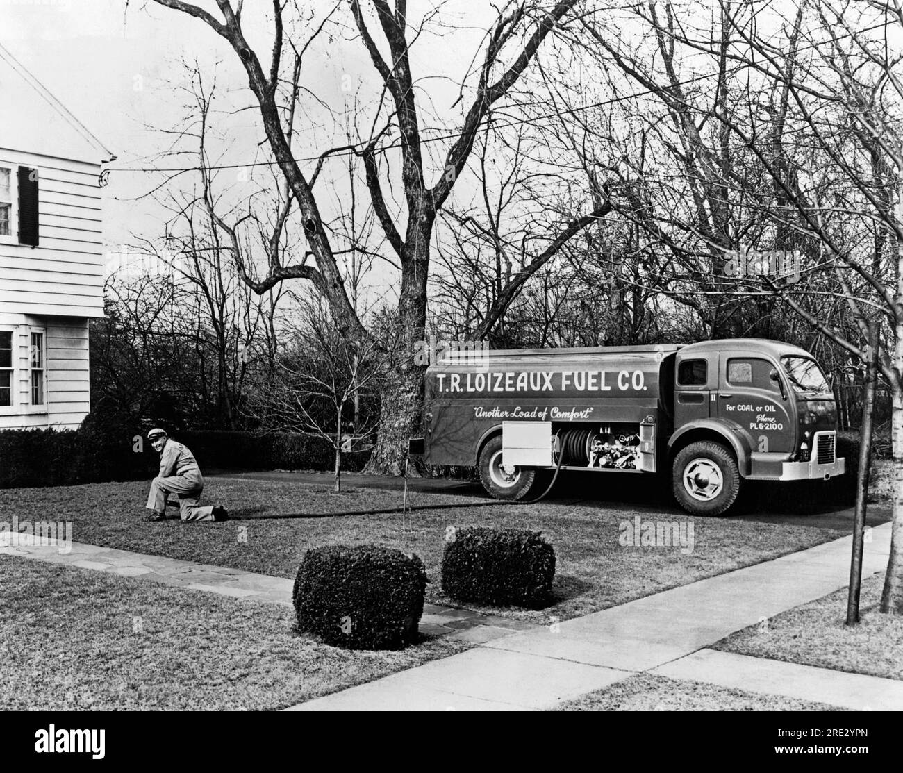 Plainfield, New Jersey avril 1950 Un homme remplit le réservoir d'une maison avec de l'huile de chauffage pour le four de son camion. Banque D'Images