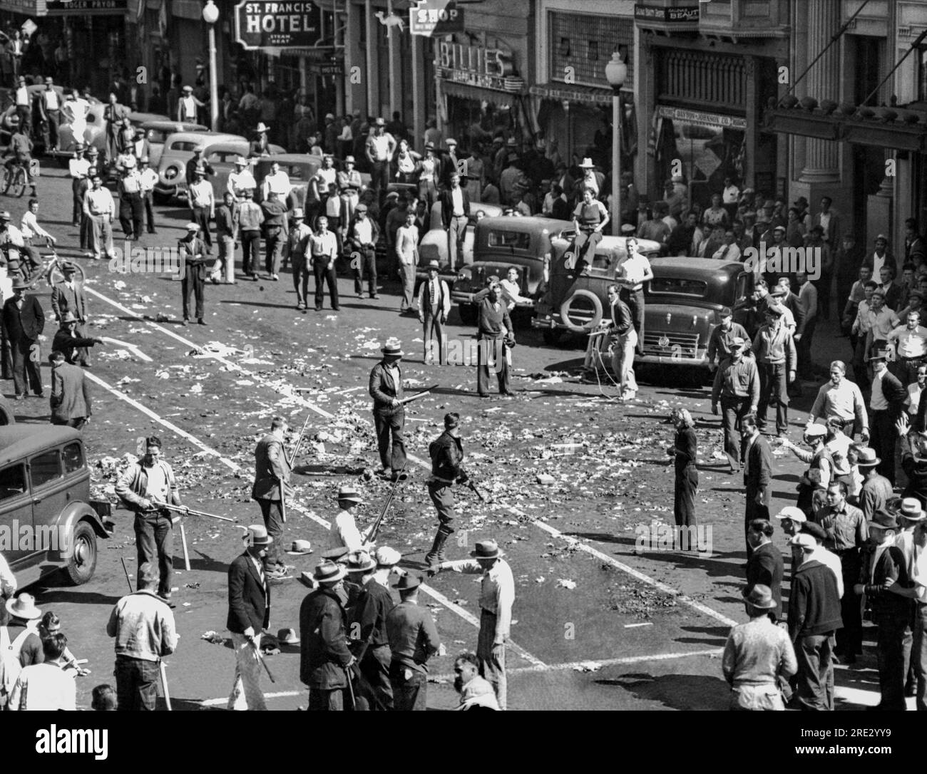 Salinas, Californie : le 16 septembre 1936 c'était la scène dans le principal carrefour des affaires aujourd'hui alors que des gaz lacrymogènes piquants et des armes menaçantes ont brisé une bataille de main à main entre les travailleurs de la laitue en grève, les agents de la paix et les bénévoles. Un homme abattu et près d'une douzaine de blessés sont le résultat de la bataille rangée lorsque des camions convoités ont tenté de transporter la laitue des champs aux hangars d'emballage. Banque D'Images