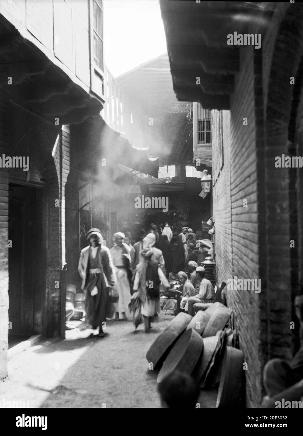 Bagdad, Irak : 1932 Une rue latérale près du bazar de cuivre à Bagdad. Banque D'Images