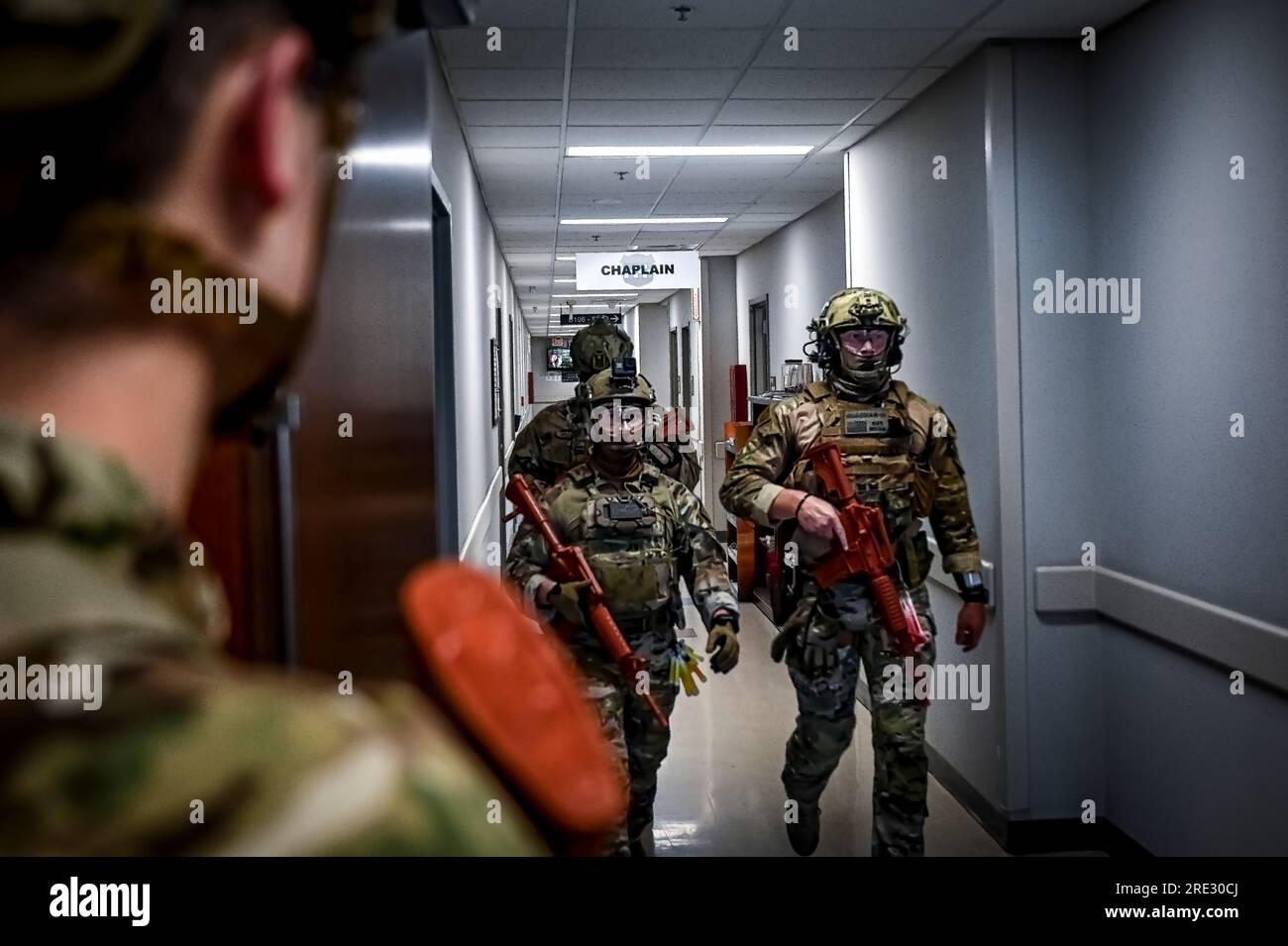 Les forces de l'ordre locales et le personnel militaire affectés au 87e escadron des forces de sécurité, à la 99e division de préparation et à l'activité de soutien naval Lakehurst mènent un exercice de tir actif à la base interarmées McGuire-dix-Lakehurst, N.J le 20 juillet 2023. Un tireur actif est une personne activement engagée dans le meurtre ou la tentative de tuer des gens dans une zone confinée et peuplée ; dans la plupart des cas, les tireurs actifs utilisent des armes à feu et il n'y a pas de schéma ou de méthode pour sélectionner les victimes. Parce que les situations de tireur actif sont souvent terminées dans les 10 à 15 minutes, avant que les forces de l'ordre n'arrivent sur le s. Banque D'Images