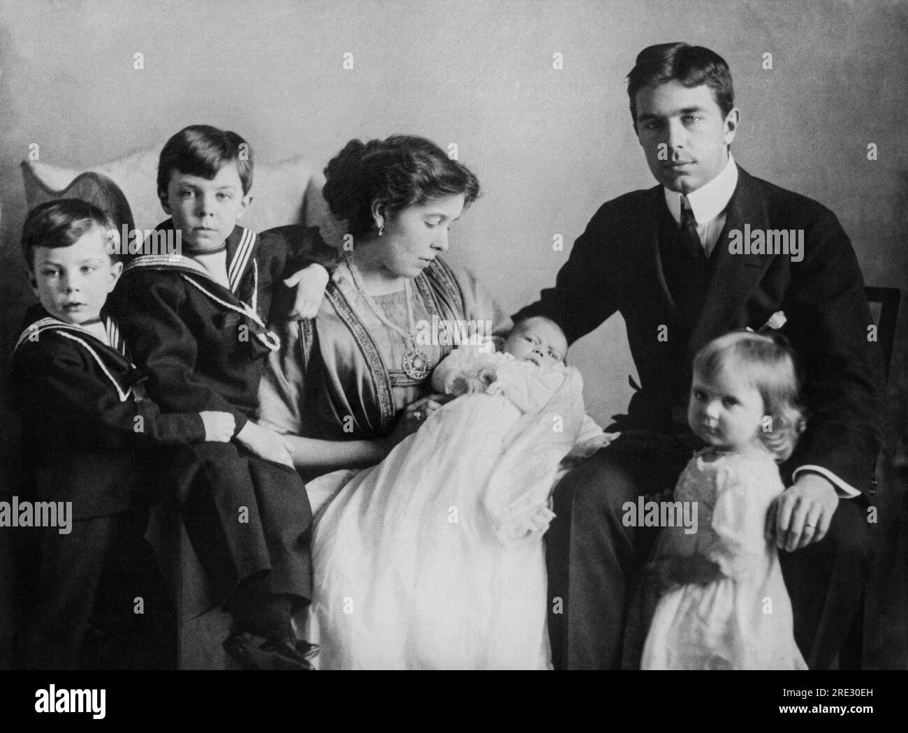 Suède, 1912 Portrait de Gustaf VI Adolphe de Suède avec sa première épouse la princesse Marguerite de Connaught et leurs enfants. Banque D'Images