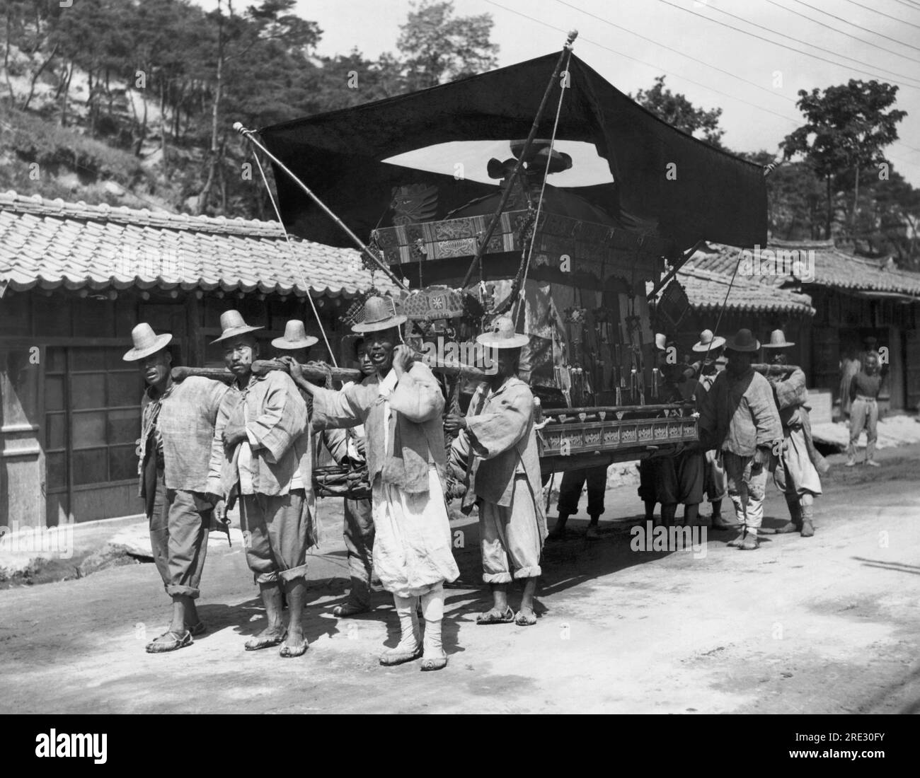 Séoul, Corée du Sud : 28 juin 1947 procession funéraire coréenne originaire d'un mélange des religions bouddhiste et confucianiste. La période de deuil dure généralement trois ans. Banque D'Images