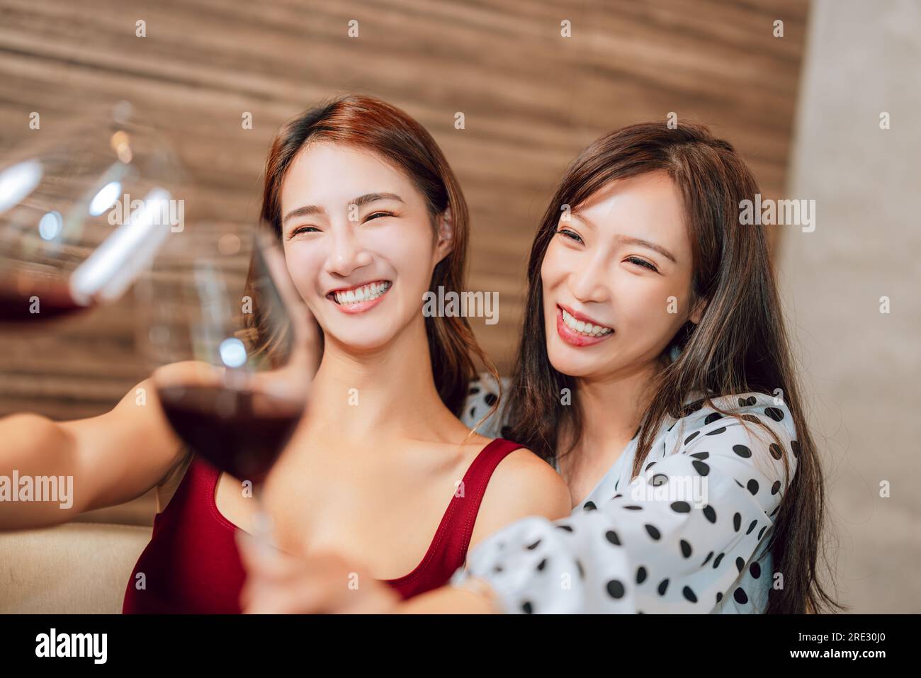 les copines portent un toast avec des lunettes Banque D'Images