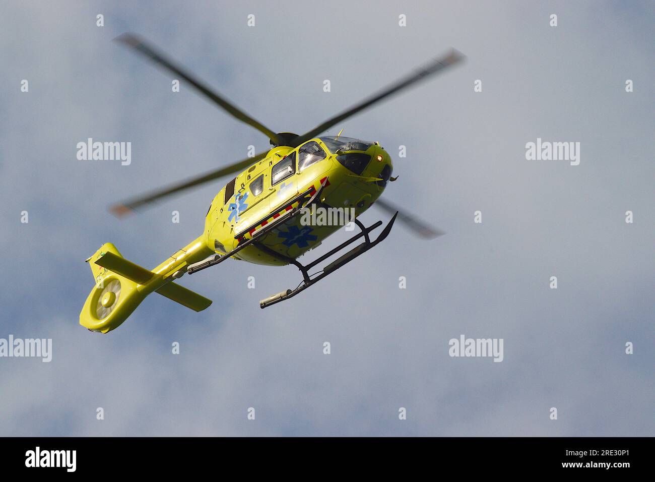 Un hélicoptère médical Airbus Helicopters H135 immatriculé EC-MMQ arrive en approche finale pour atterrir à l'héliport de Ceuta (Espagne) en avril 2023. Banque D'Images
