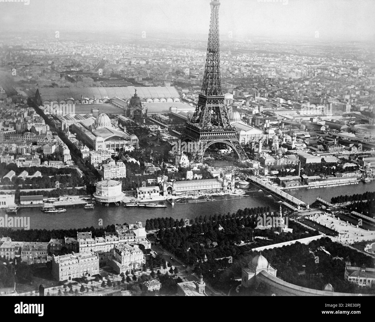 Paris, France : 1889 vue aérienne de Paris depuis un ballon, montrant la Seine et la Tour Eiffel au centre, et les bâtiments de l'exposition universelle. Photographie d'Alphonse Liebert. Banque D'Images