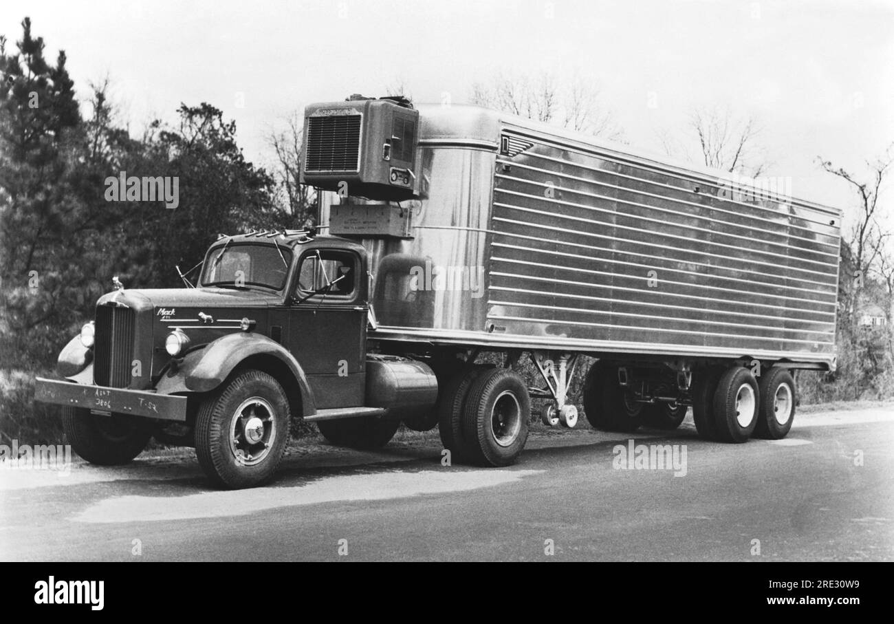 États-Unis : c. 1947 camion Mack transportant une semi-remorque réfrigérée. Banque D'Images