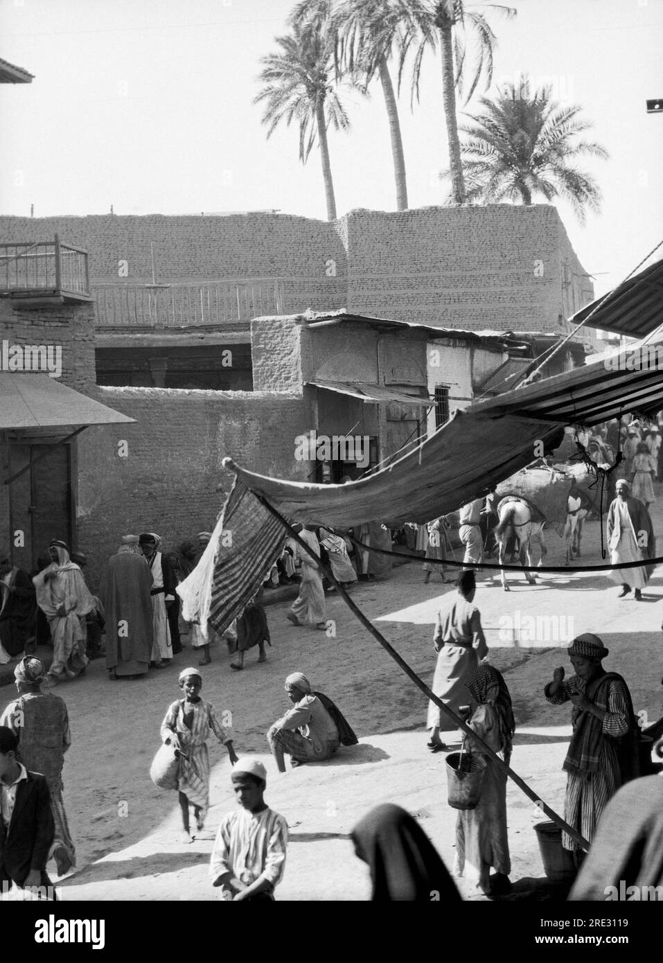Bagdad, Irak : scène de rue 1932 près du pont Katah à Bagdad. Banque D'Images