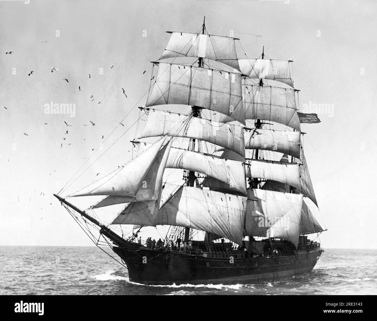 Monde : c. 1930 Un grand voilier dans la mer. Banque D'Images