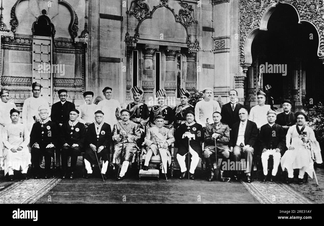 Baroda, Inde : 11 janvier 1926. Une photographie de groupe du 50e anniversaire du règne de son Altesse, le Gaikwar de Baroda. Il est assis au centre, entouré de ses ministres d'État. Banque D'Images