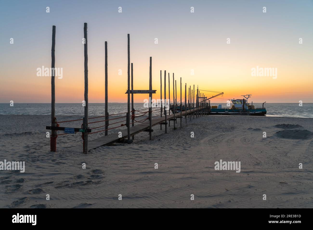Au lever du soleil, cette belle jetée en bois se dresse sur la plage dans la mer Banque D'Images