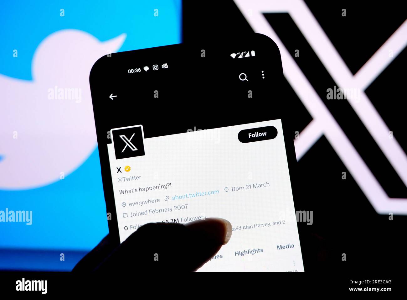 Inde. 25 juillet 2023. Dans cette illustration photo, la page officielle du compte Twitter est affichée sur un smartphone avec un nouveau logo Twitter X en arrière-plan. Crédit : SOPA Images Limited/Alamy Live News Banque D'Images