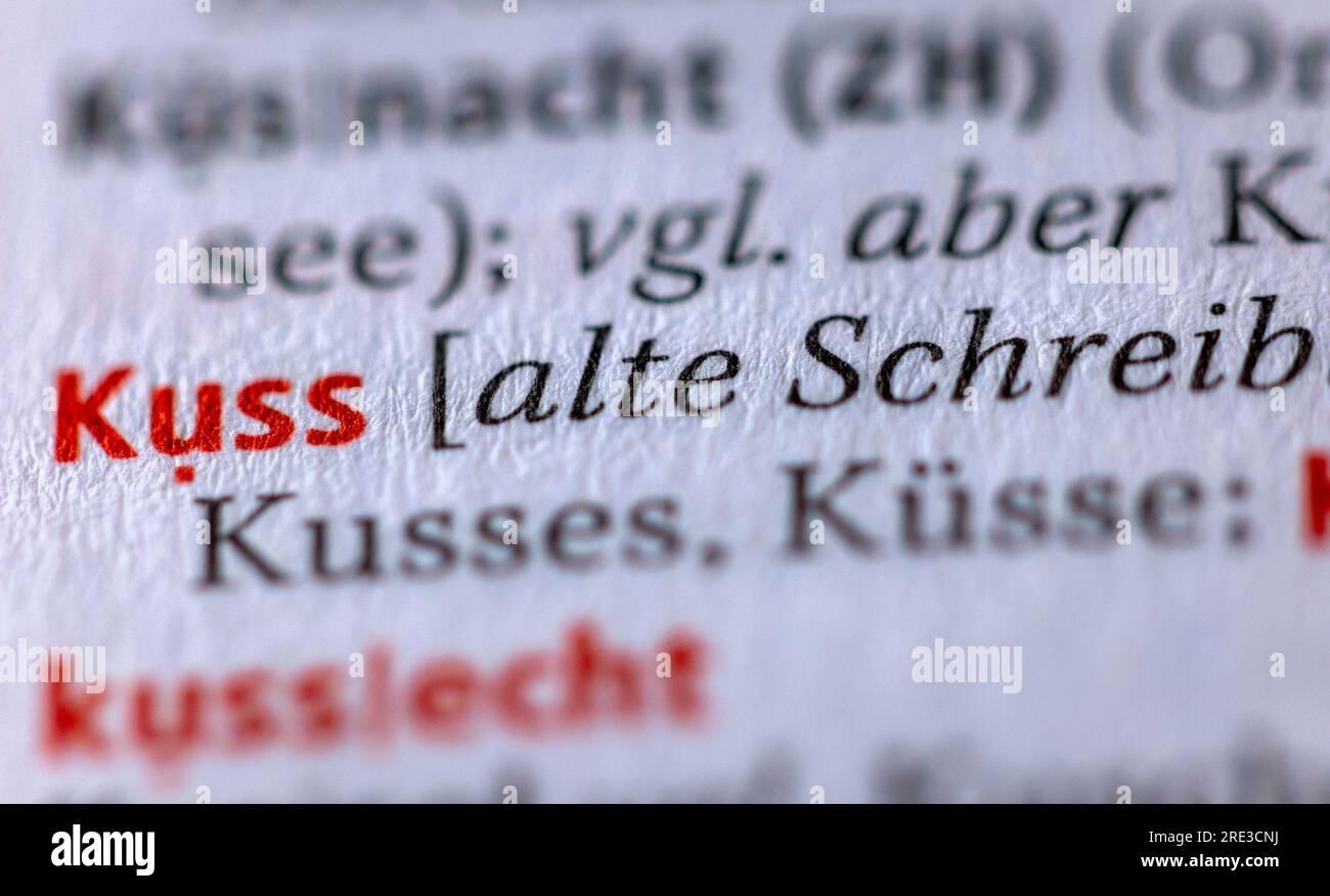 Schwerin, Allemagne. 19 juillet 2023. Vous pouvez lire le mot 'Kus' et le 'alte Schreibung Kuß' sur une page du Duden avec les règles de l'orthographe allemande. Il y a 25 ans, la réforme de l’orthographe allemande entrait en vigueur. (À dpa-KORR ce qui reste après 25 ans de réforme orthographique) crédit : Jens Büttner/dpa/Alamy Live News Banque D'Images